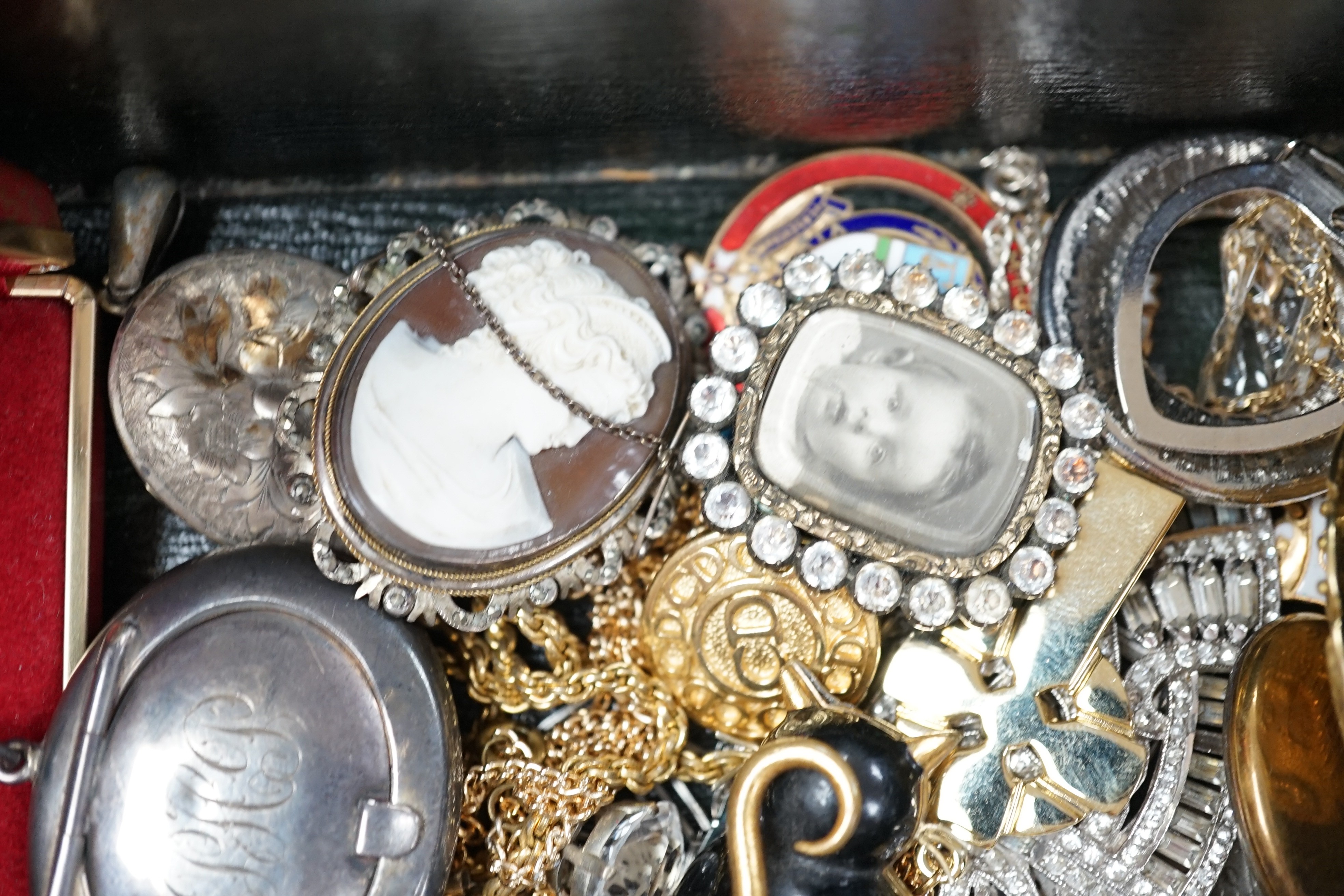 Mixed mainly costume jewellery including paste set necklace, pendant necklaces, silver lockets, lighters etc.